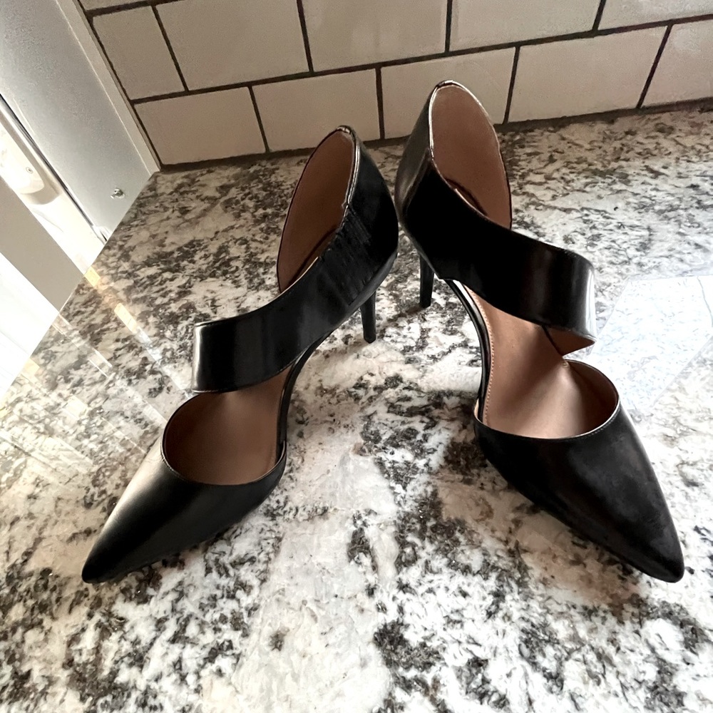 Calvin Klein matte black approximately 3 1/4” heels. Excellent used condition.